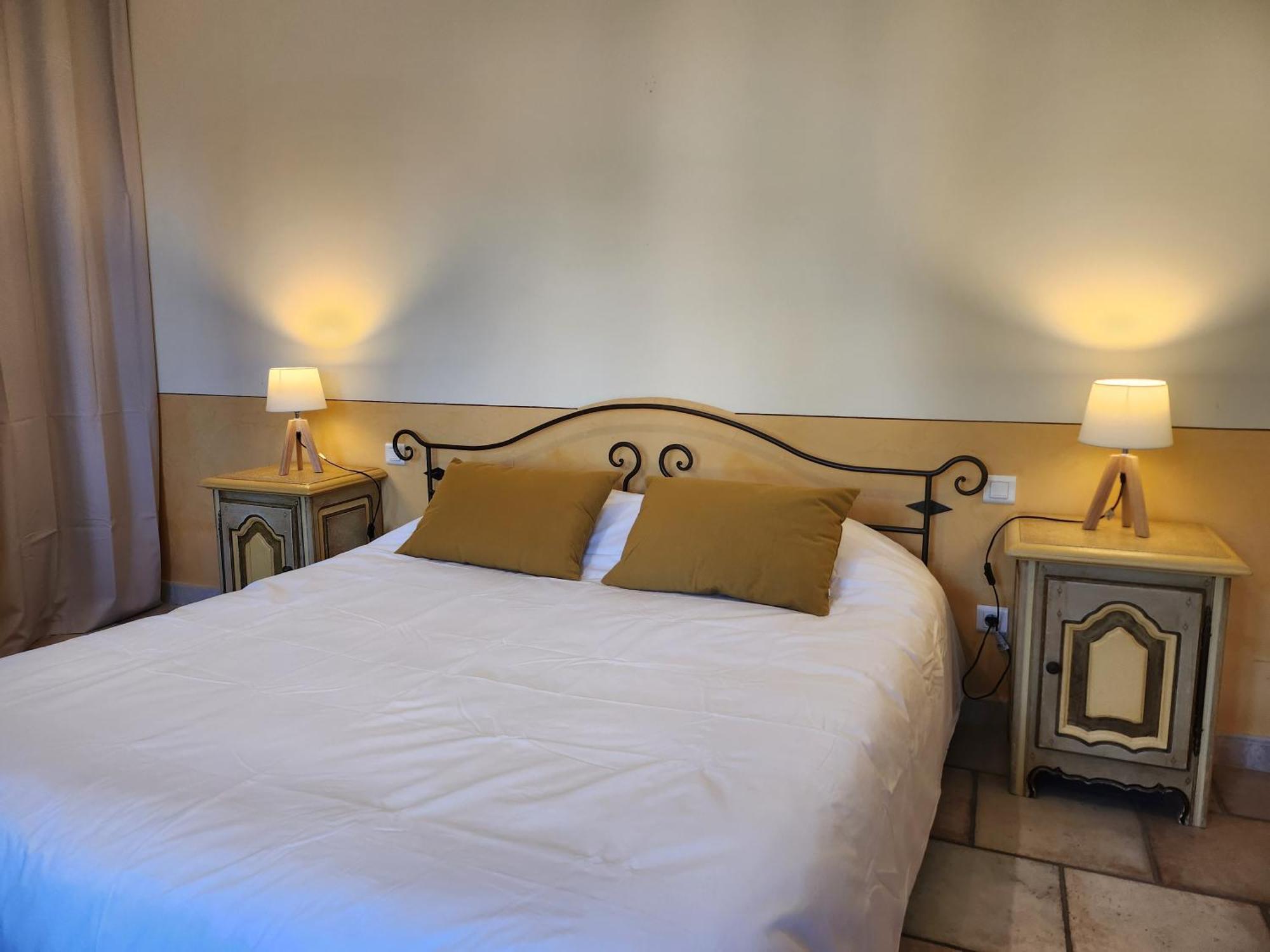 Bed and Breakfast Domaine Les Gendalis Saint-Saturnin-lès-Avignon Esterno foto
